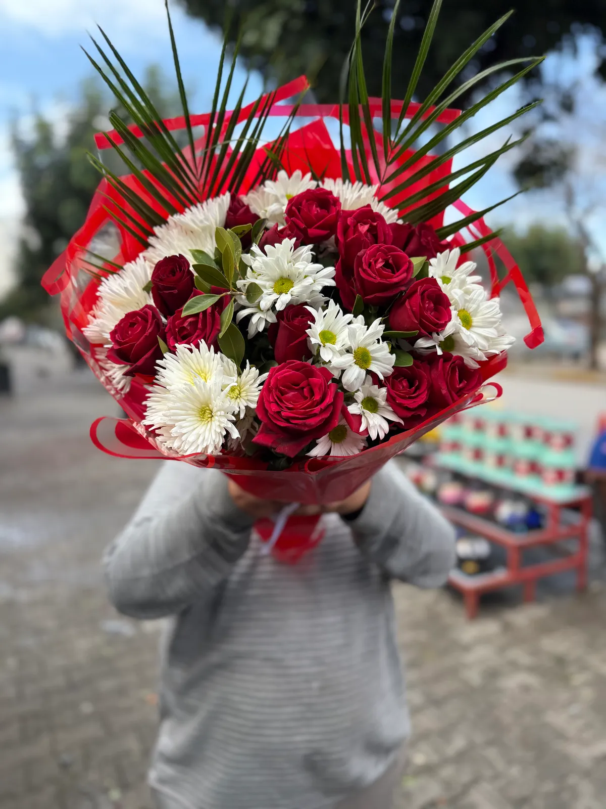 15 Gül Ve Beyaz Krizantem