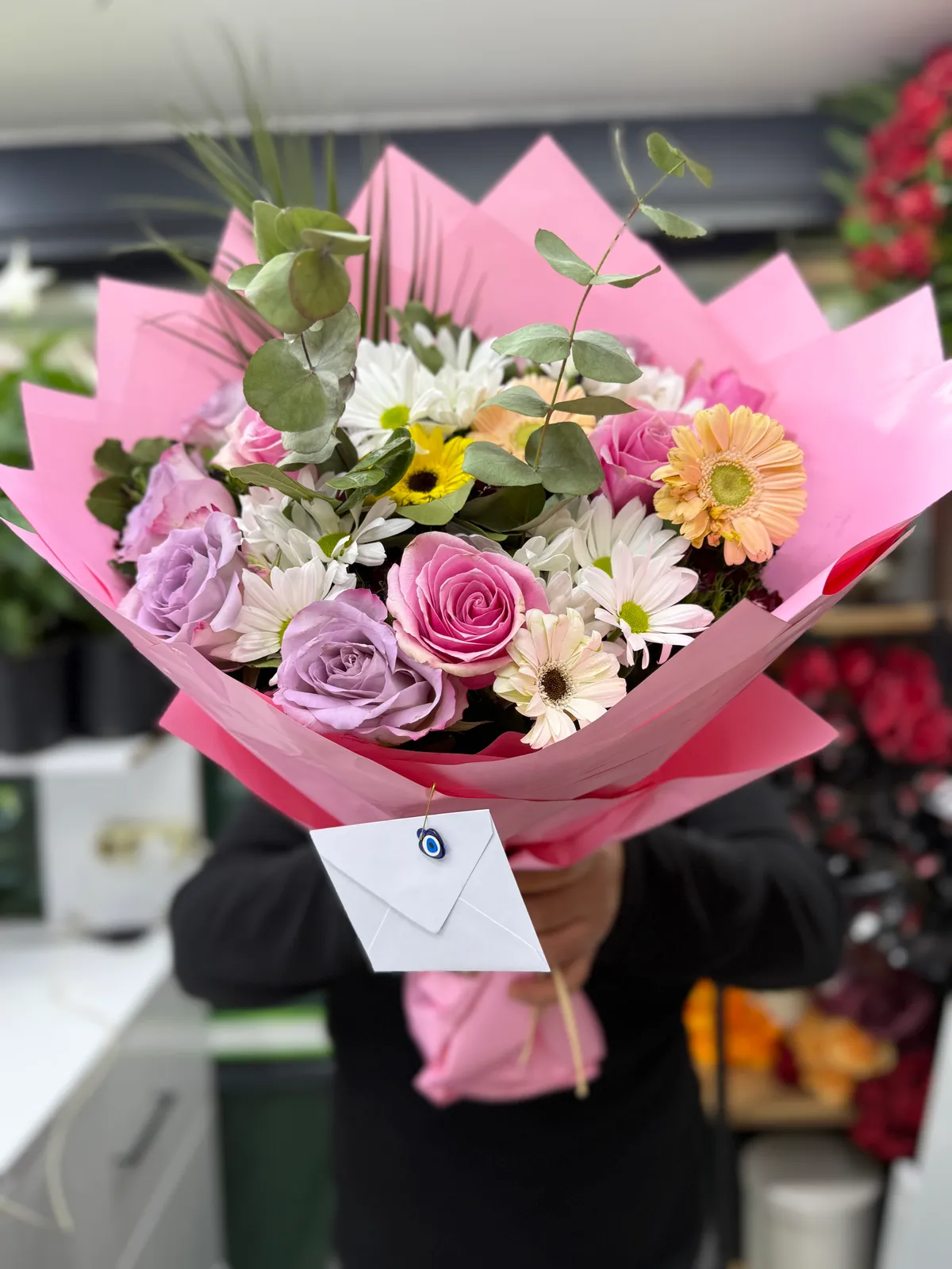 10 pembe Gül ve Karışık kır Çiçekleri