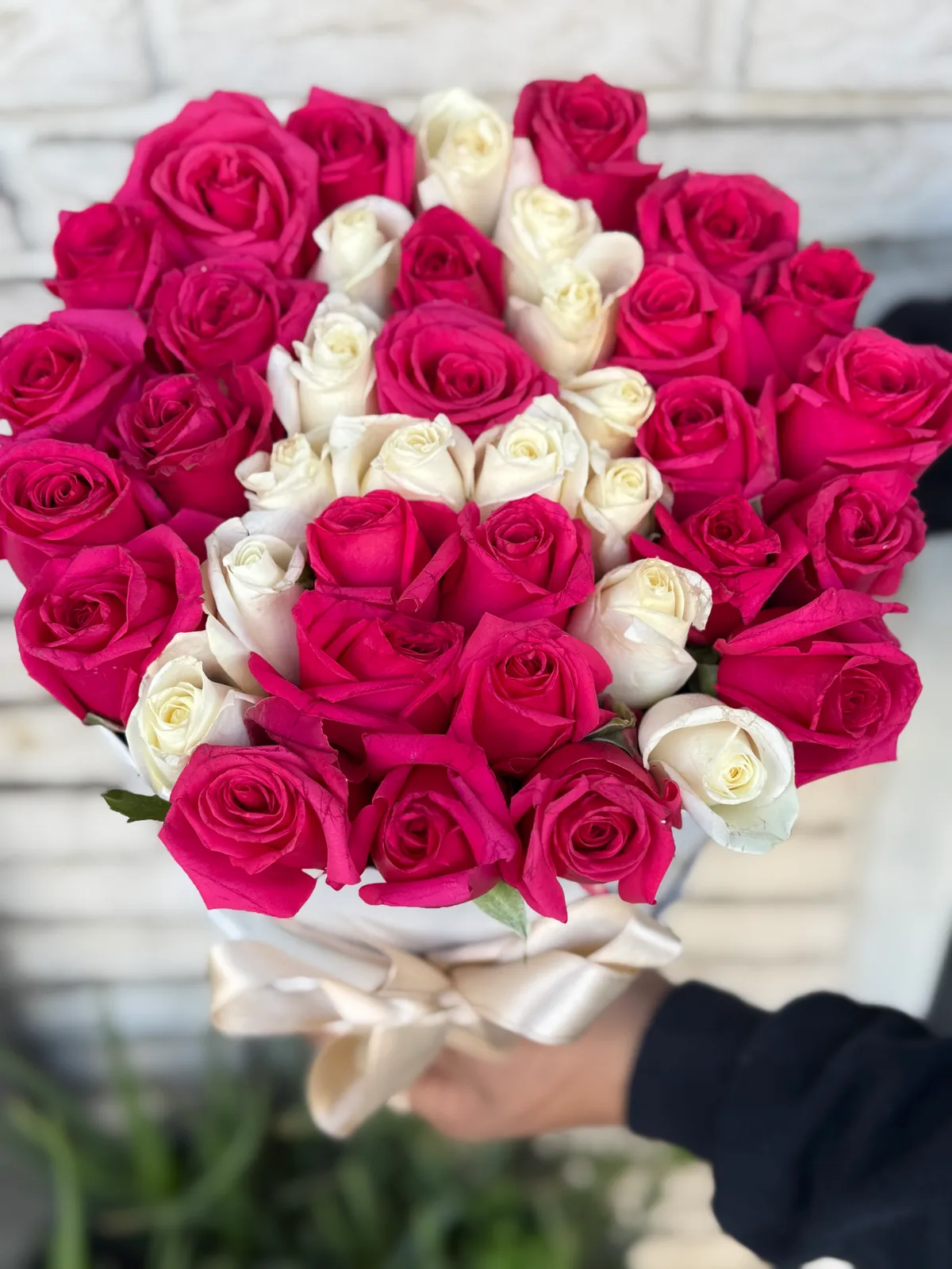 Kutuda Baş Harf Gül Renkli Güllerle