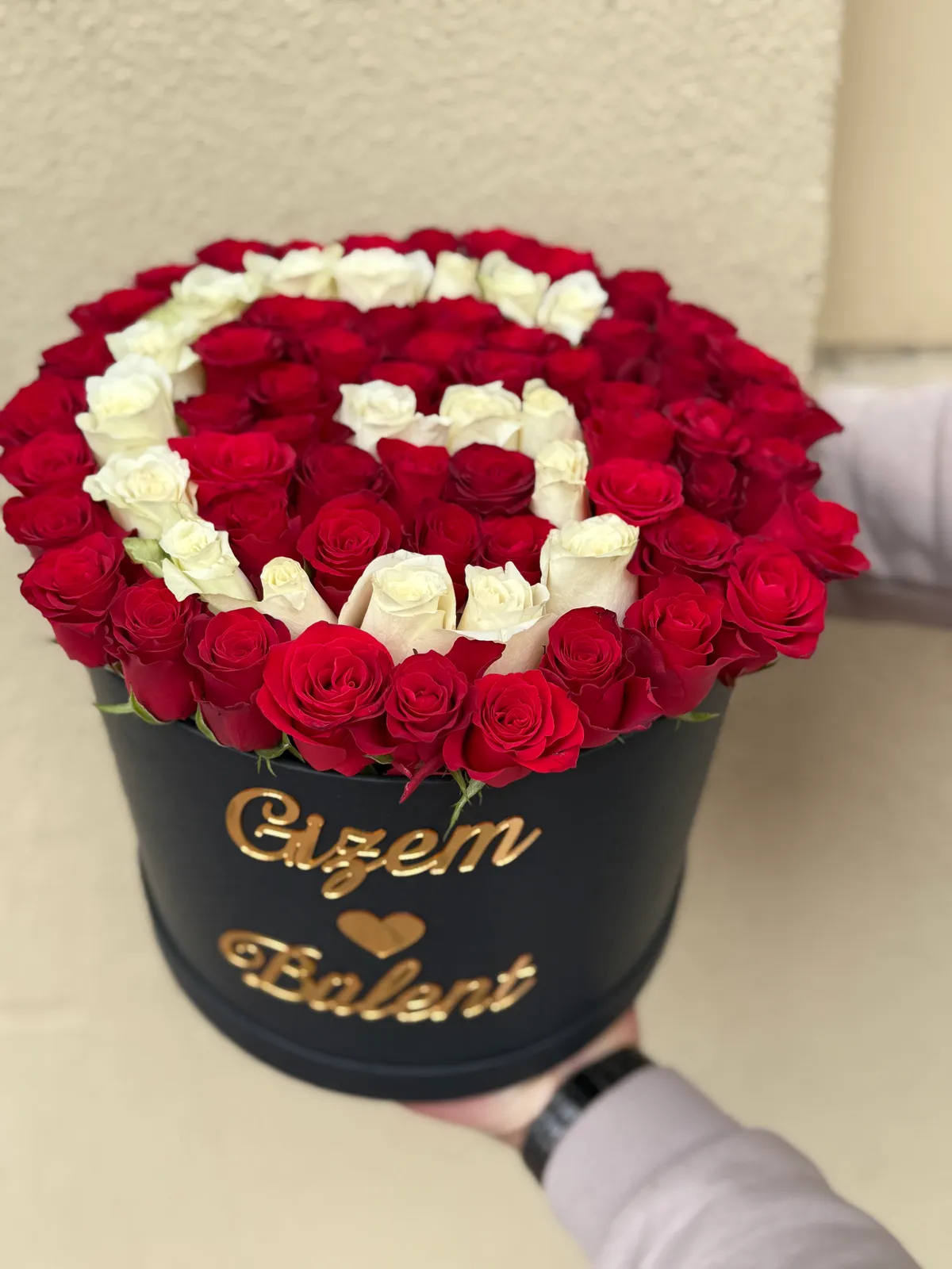 Kutuda Baş Harf beyaz Ve kırmızı Güller