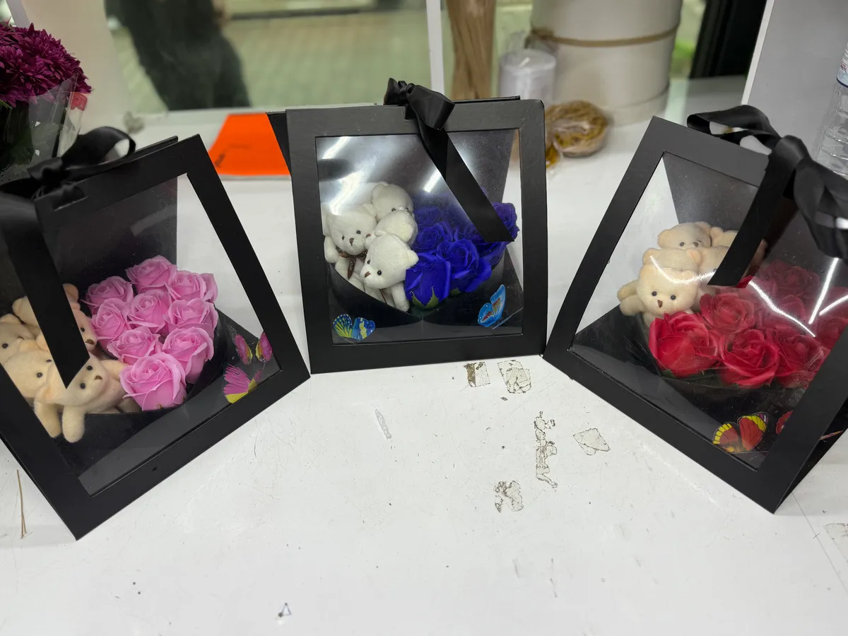 Üçgen prizma Kutuda Güller Ve Ayıcık